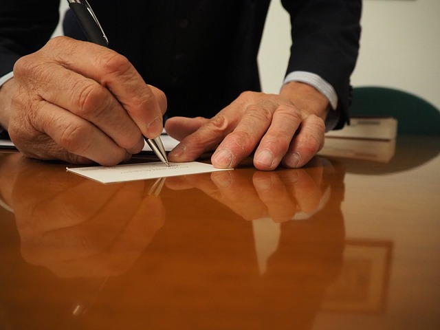 Come si firma l’atto notarile