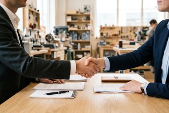 Cedere l'Azienda o le Quote: Debiti, Dipendenti e Imposte