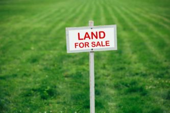 Comprare e vendere un terreno: il ruolo del Notaio